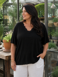 Lækker rib t-shirt med blonde ved halsen. Den fås i flere størrelser fra en str. 38 og op til en str. 56. Denne er lækker uanset årstid. 

Billedet er genereret vha. AI.