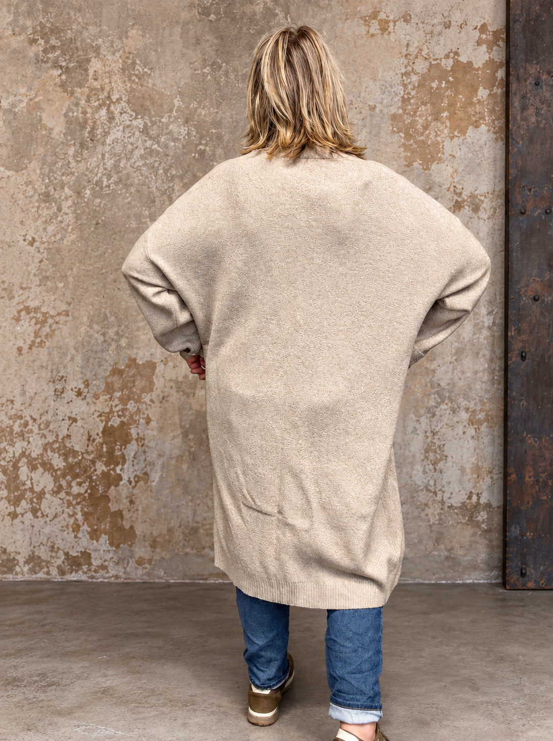 Kraftig cardigan til plus size kvinden som elsker en chunky cardigan som er lækker at ha' på i de kolde måneder. Den har en god længde på ærmerne og er med sjalskrave som er rigtig pænt. 