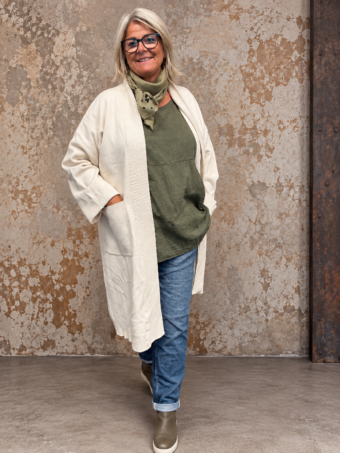 Kraftig cardigan til plus size kvinden som elsker en chunky cardigan som er lækker at ha' på i de kolde måneder. Den har en god længde på ærmerne og er med sjalskrave som er rigtig pænt. 