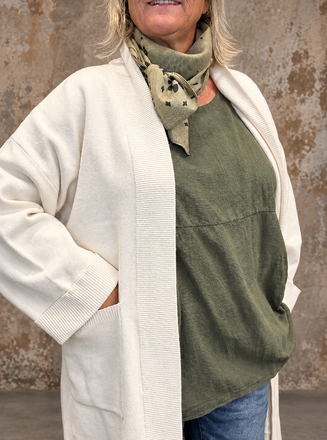 Kraftig cardigan til plus size kvinden som elsker en chunky cardigan som er lækker at ha' på i de kolde måneder. Den har en god længde på ærmerne og er med sjalskrave som er rigtig pænt. 