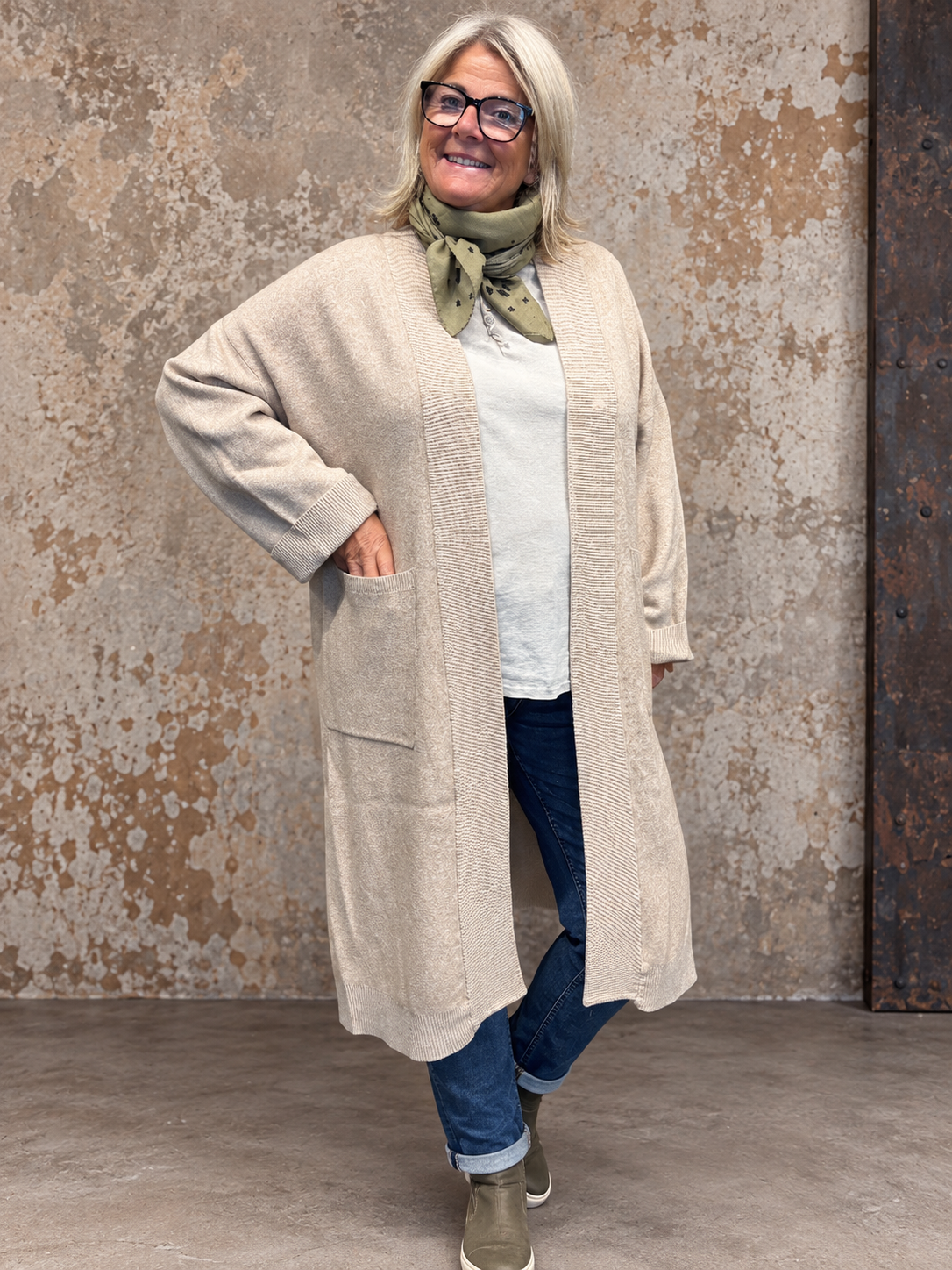Kraftig cardigan til plus size kvinden som elsker en chunky cardigan som er lækker at ha' på i de kolde måneder. Den har en god længde på ærmerne og er med sjalskrave som er rigtig pænt. 