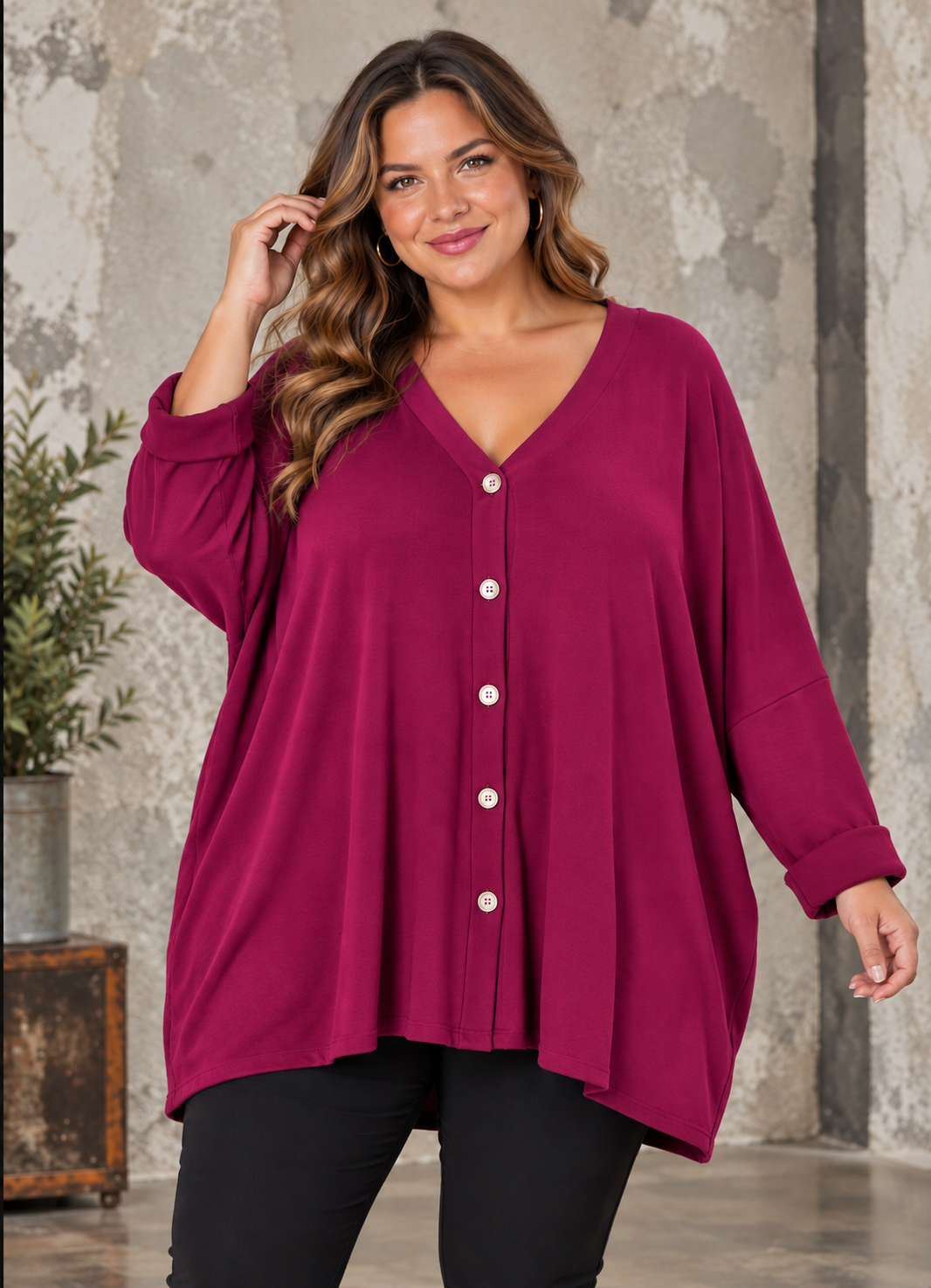 plus size cardigan i oversize A-facon med V-hals, knapper og lange ærmer – vist på kurvet model.