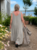 Sød plus size kjole uden ærmer. Den er perfekt til dig som elsker en lang sommerkjole. 

Billedet er genereret vha. AI.