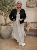 Sød plus size kjole uden ærmer. Den er perfekt til dig som elsker en lang sommerkjole. 

Billedet er genereret vha. AI.