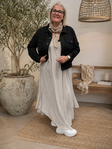 Sød plus size kjole uden ærmer. Den er perfekt til dig som elsker en lang sommerkjole. 

Billedet er genereret vha. AI.