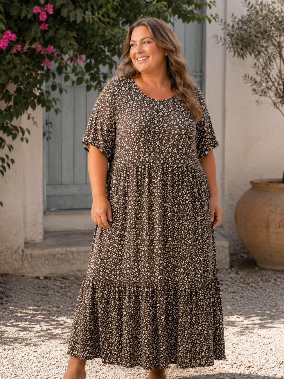 Denne smukke kjole er samme gode facon som vores Lolli kjole. Denne model er bare med blomster-print i stedet. 

Billedet er AI-genereret for at vise kjolen på et menneske.