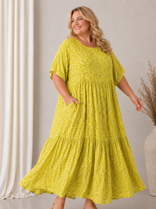 Denne smukke kjole er samme gode facon som vores Lolli kjole. Denne model er bare med blomster-print i stedet. 

Billedet er AI-genereret for at vise kjolen på et menneske.