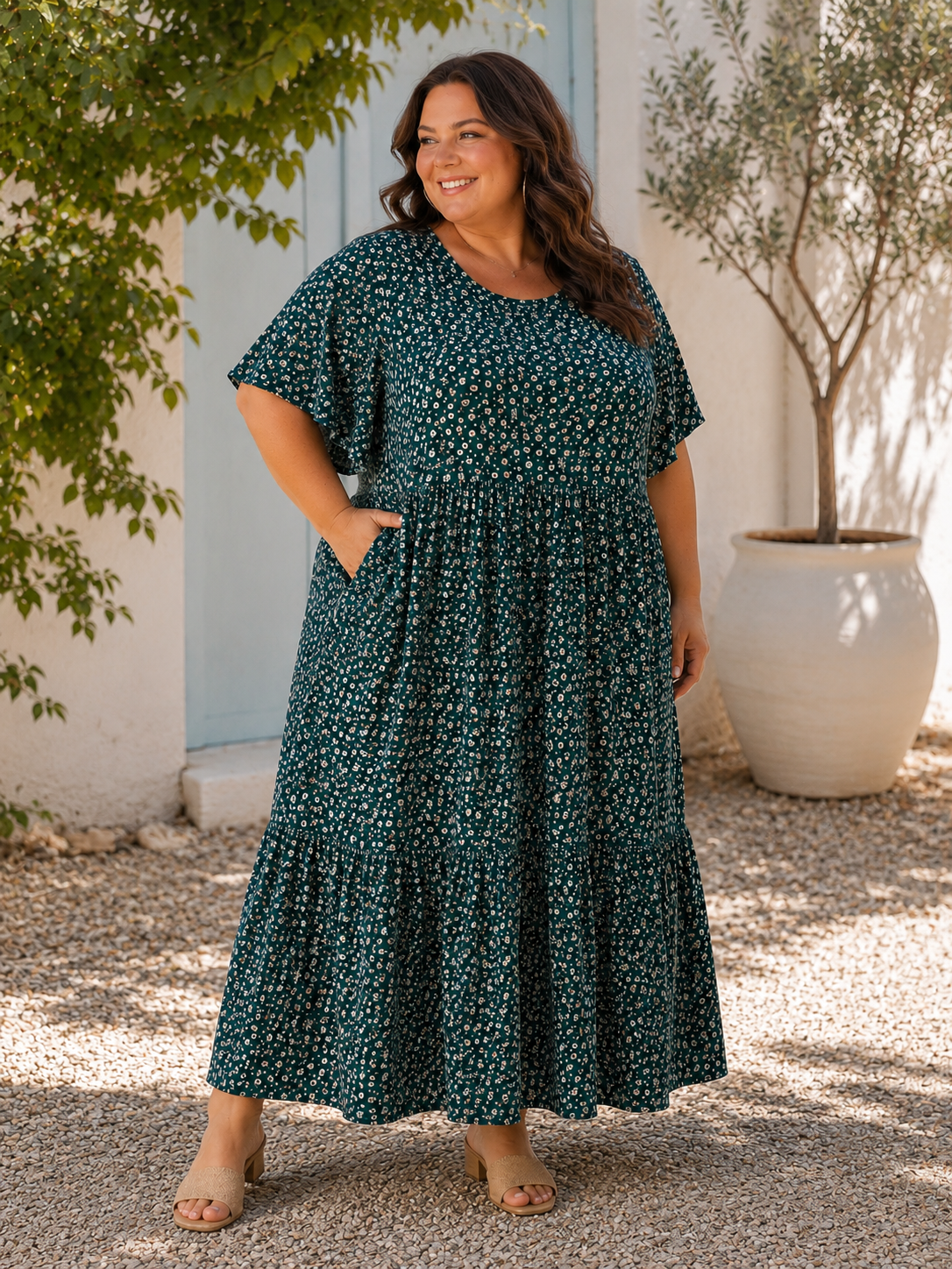 Denne smukke kjole er samme gode facon som vores Lolli kjole. Denne model er bare med blomster-print i stedet. 

Billedet er AI-genereret for at vise kjolen på et menneske.