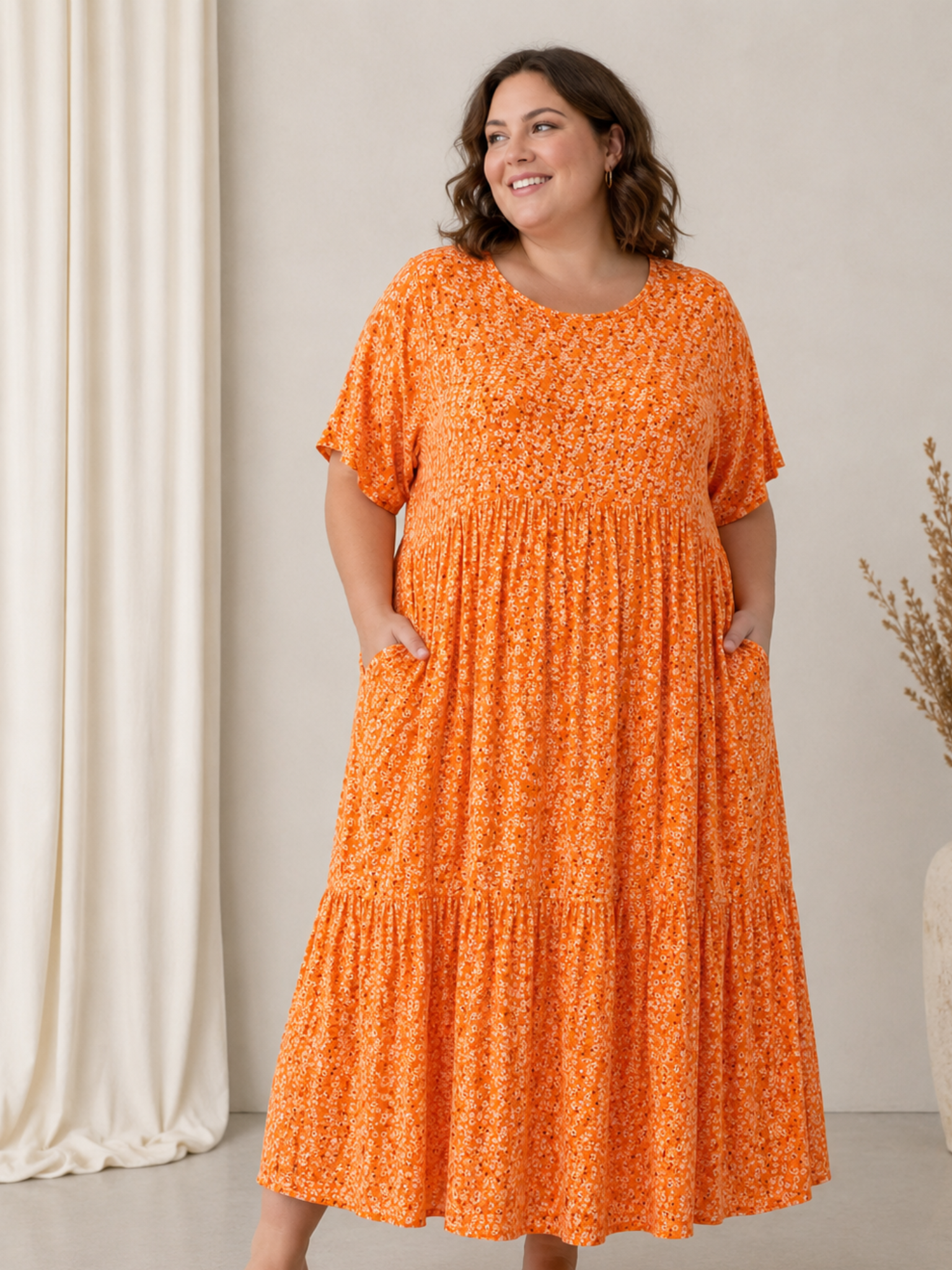 Denne smukke kjole er samme gode facon som vores Lolli kjole. Denne model er bare med blomster-print i stedet. 

Billedet er AI-genereret for at vise kjolen på et menneske.