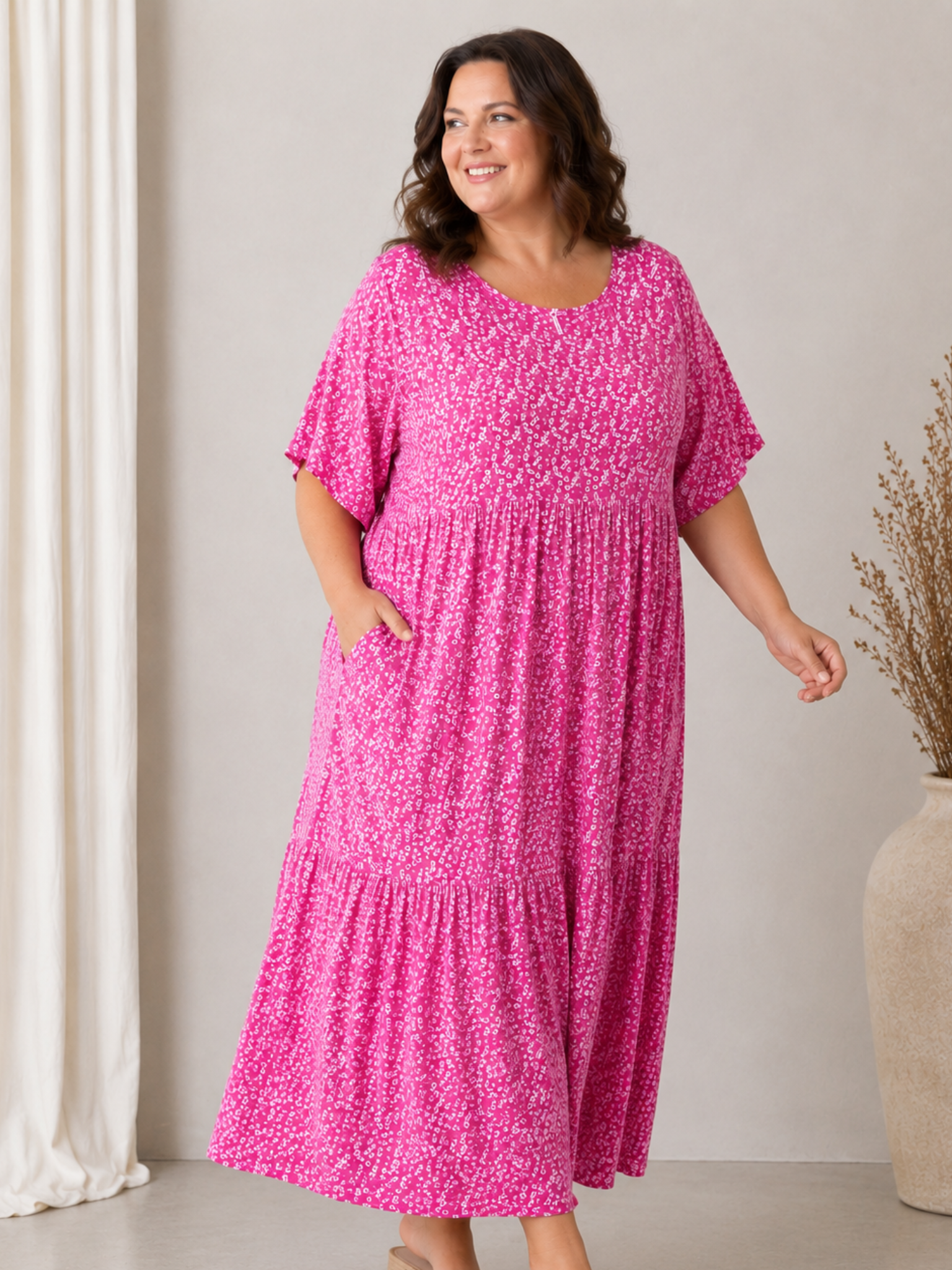 Denne smukke kjole er samme gode facon som vores Lolli kjole. Denne model er bare med blomster-print i stedet. 

Billedet er AI-genereret for at vise kjolen på et menneske.