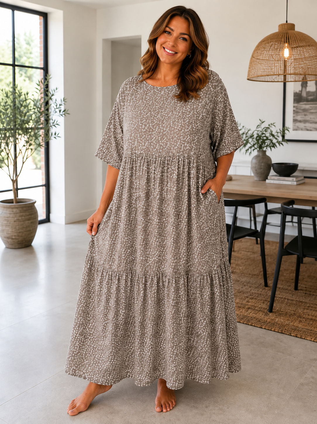 Denne smukke kjole er samme gode facon som vores Lolli kjole. Denne model er bare med blomster-print i stedet. 

Billedet er AI-genereret for at vise kjolen på et menneske.