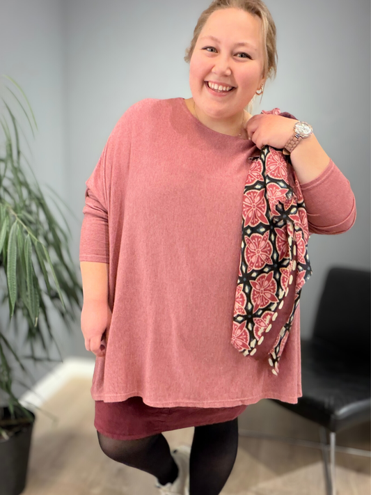 Ebba tynd strik i let, blødt materiale med rund hals og lange ærmer, klassisk pasform, enkel og stilren i neutral farve, perfekt til hverdag eller under lag-på-lag styling.