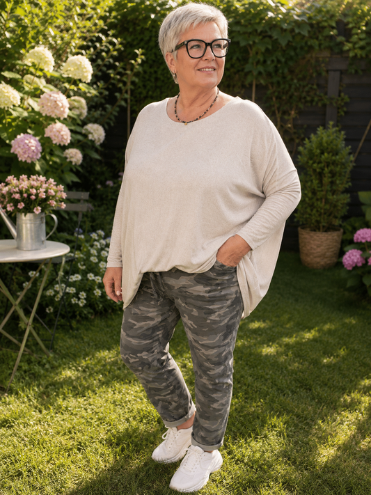 
Ebba plus size strik i sandfarve fra Sigensgaard. Blød, oversized strik med afslappet pasform, lange ærmer og komfortabel kvalitet. Findes i mange farver. Produktbilledet er AI-genereret til inspirationsformål.