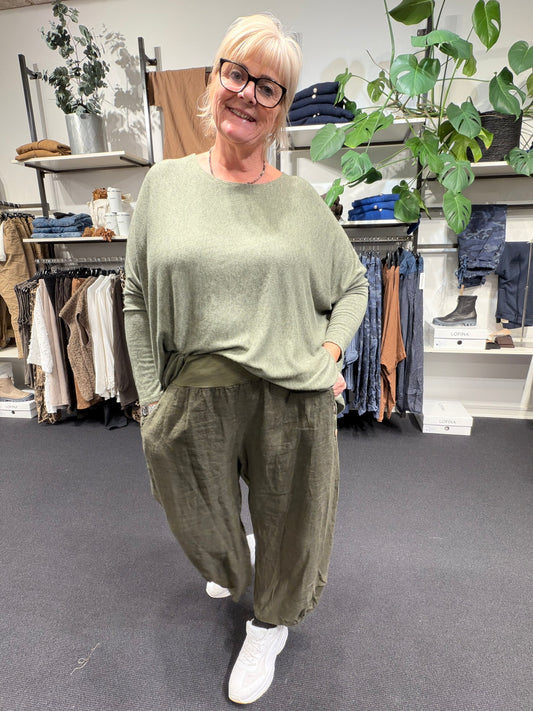 "Ebba strikbluse i blød, struktureret kvalitet med afslappet pasform overize tynd strik bluse som vi ofte har i mange farver