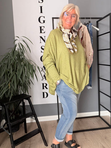Ebba tynd strik i let, blødt materiale med rund hals og lange ærmer, klassisk pasform, enkel og stilren i neutral farve, perfekt til hverdag eller under lag-på-lag styling