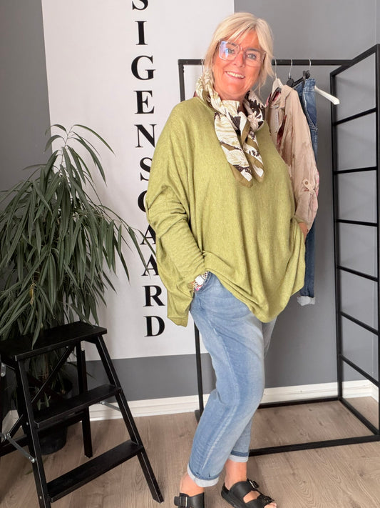 Ebba tynd strik i let, blødt materiale med rund hals og lange ærmer, klassisk pasform, enkel og stilren i neutral farve, perfekt til hverdag eller under lag-på-lag styling