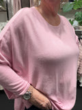 Ebba tynd strik i let, blødt materiale med rund hals og lange ærmer, klassisk pasform, enkel og stilren i neutral farve, perfekt til hverdag eller under lag-på-lag styling