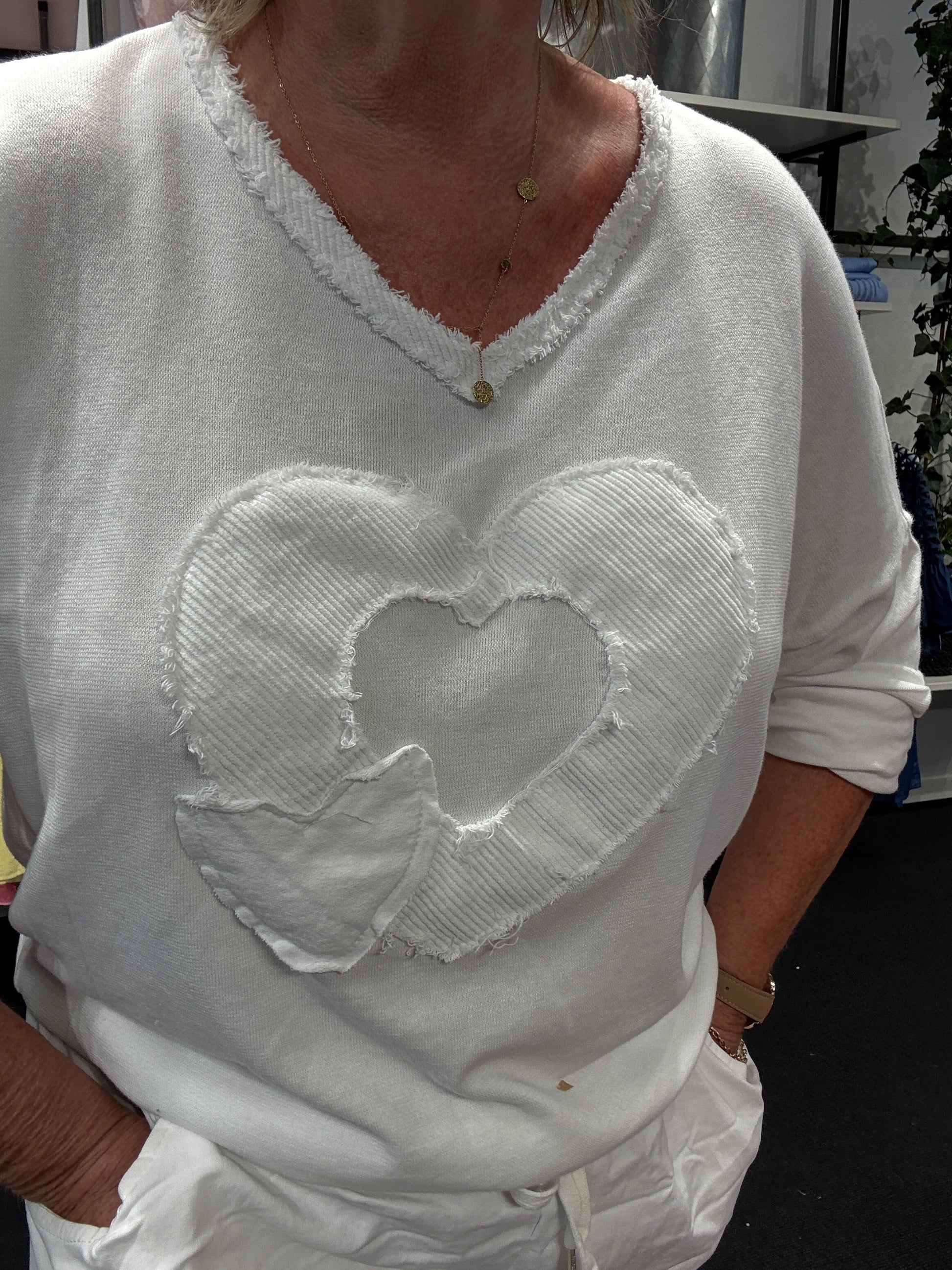 Ella tshirt med langt ærme og påsat hjerte foran sigensgaard.dk