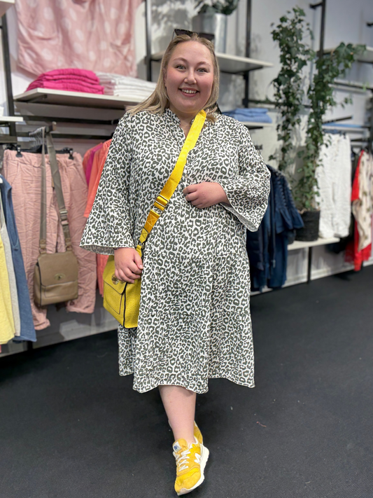 Plus size kjolen, i det skønne ble-stof, som gør den perfekt til sommerens varmere dage. Den findes i mange forskellige farver, men her er det varianten grøn. Maria har sat den sammen med gule accessories. 