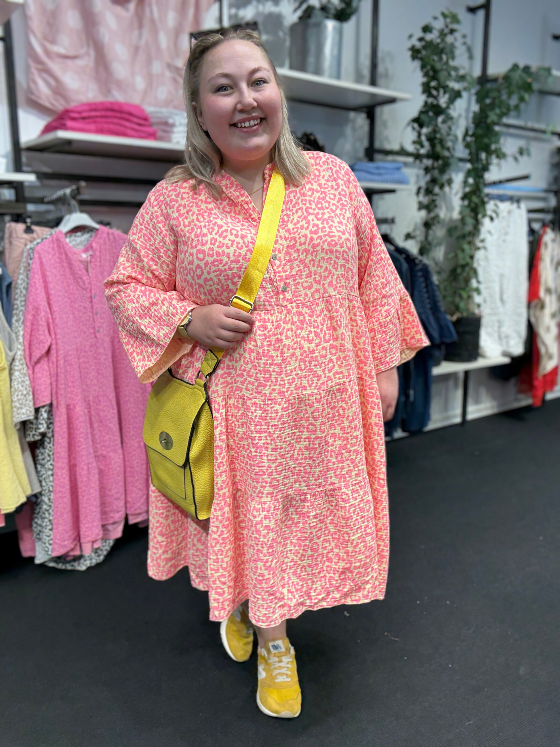 Plus size kjolen, i det skønne ble-stof, som gør den perfekt til sommerens varmere dage. Den findes i mange forskellige farver, men her er det varianten orange. Maria har sat den sammen med gule accessories. 