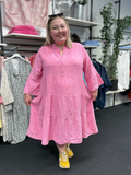 Plus size kjolen, i det skønne ble-stof, som gør den perfekt til sommerens varmere dage. Den findes i mange forskellige farver, men her er det varianten pink. Maria har sat den sammen med gule accessories. 