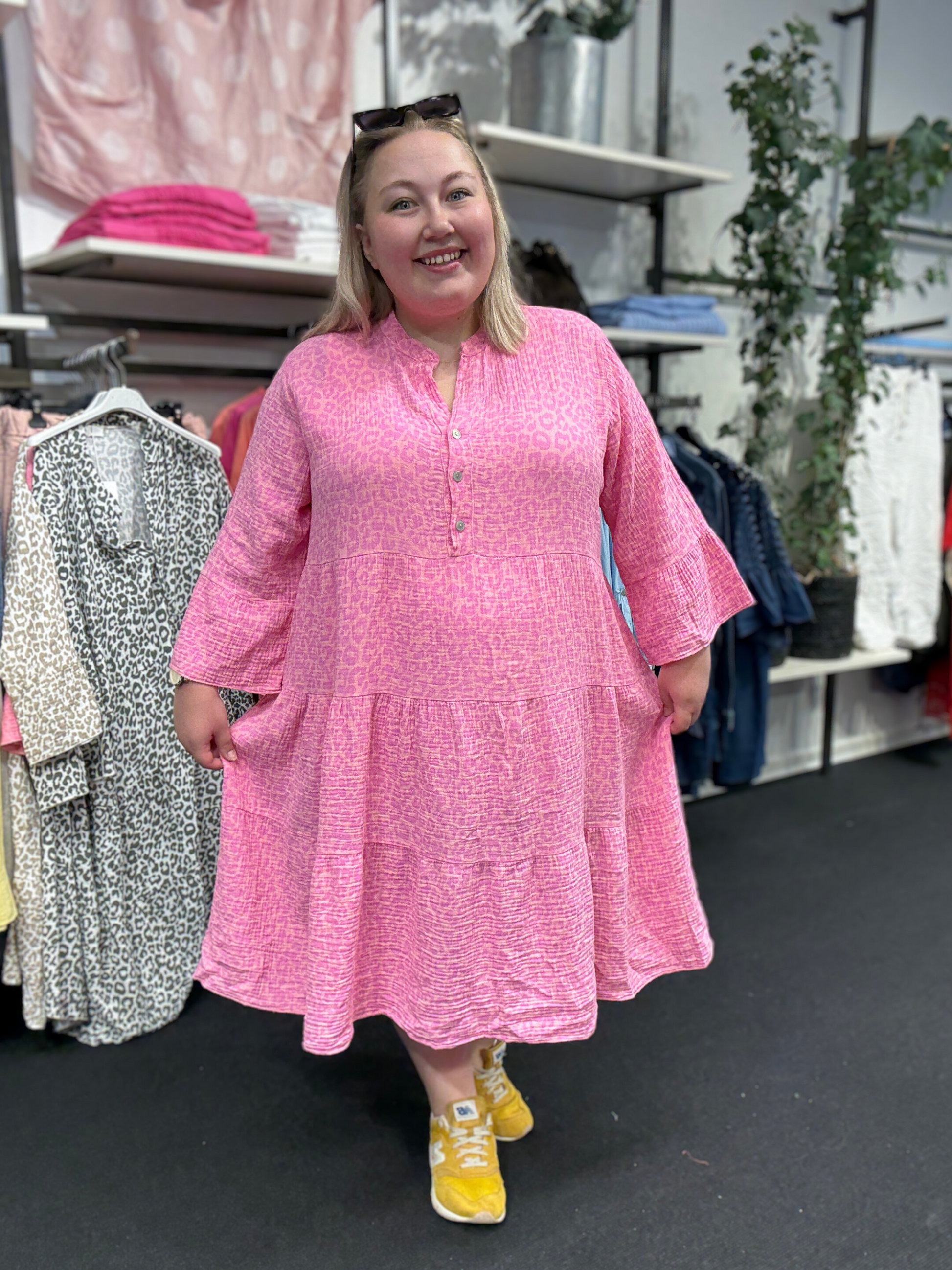 Plus size kjolen, i det skønne ble-stof, som gør den perfekt til sommerens varmere dage. Den findes i mange forskellige farver, men her er det varianten pink. Maria har sat den sammen med gule accessories. 