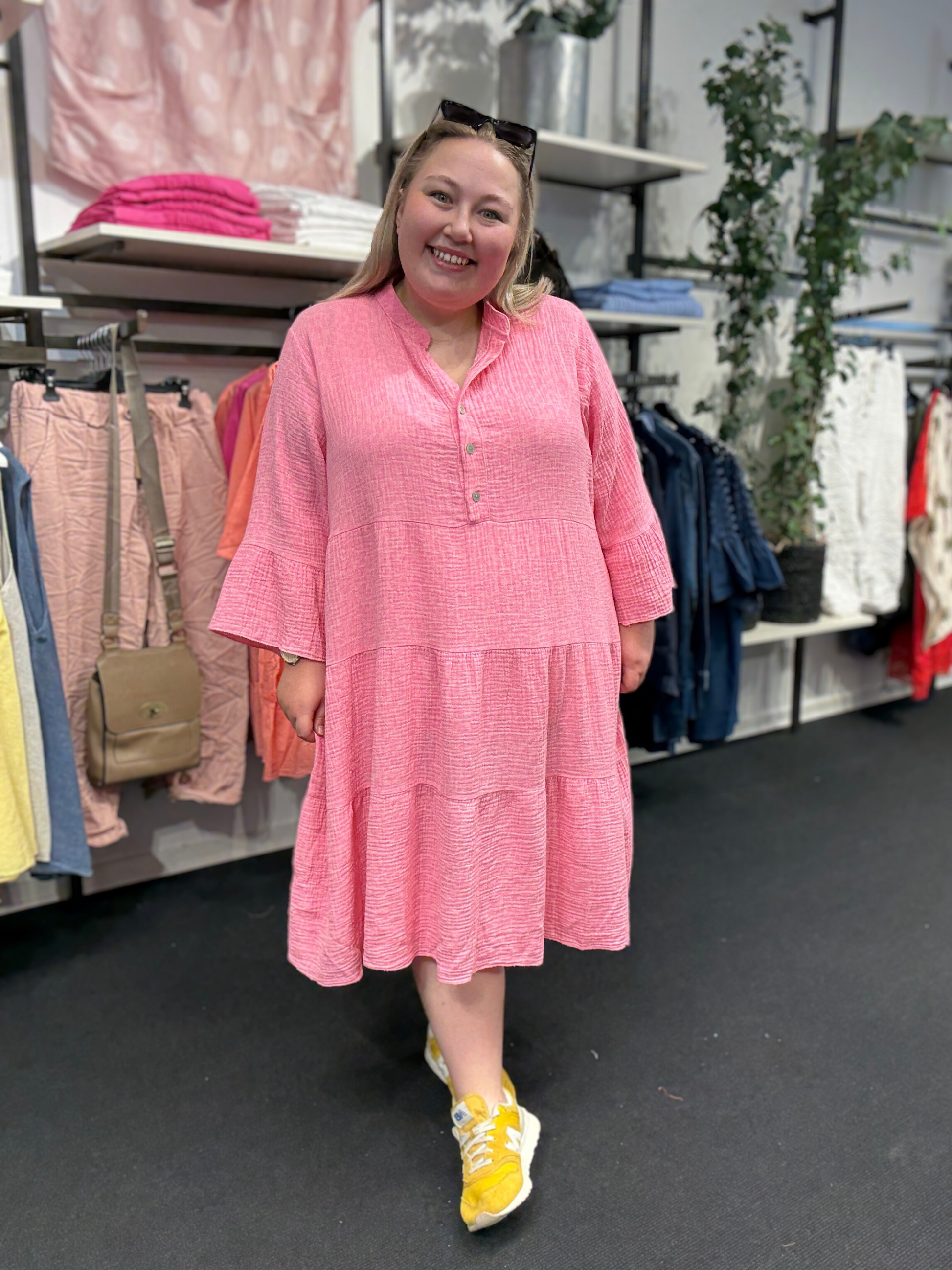 Plus size kjolen, i det skønne ble-stof, som gør den perfekt til sommerens varmere dage. Den findes i mange forskellige farver, men her er det varianten rosa. Maria har sat den sammen med gule accessories. 