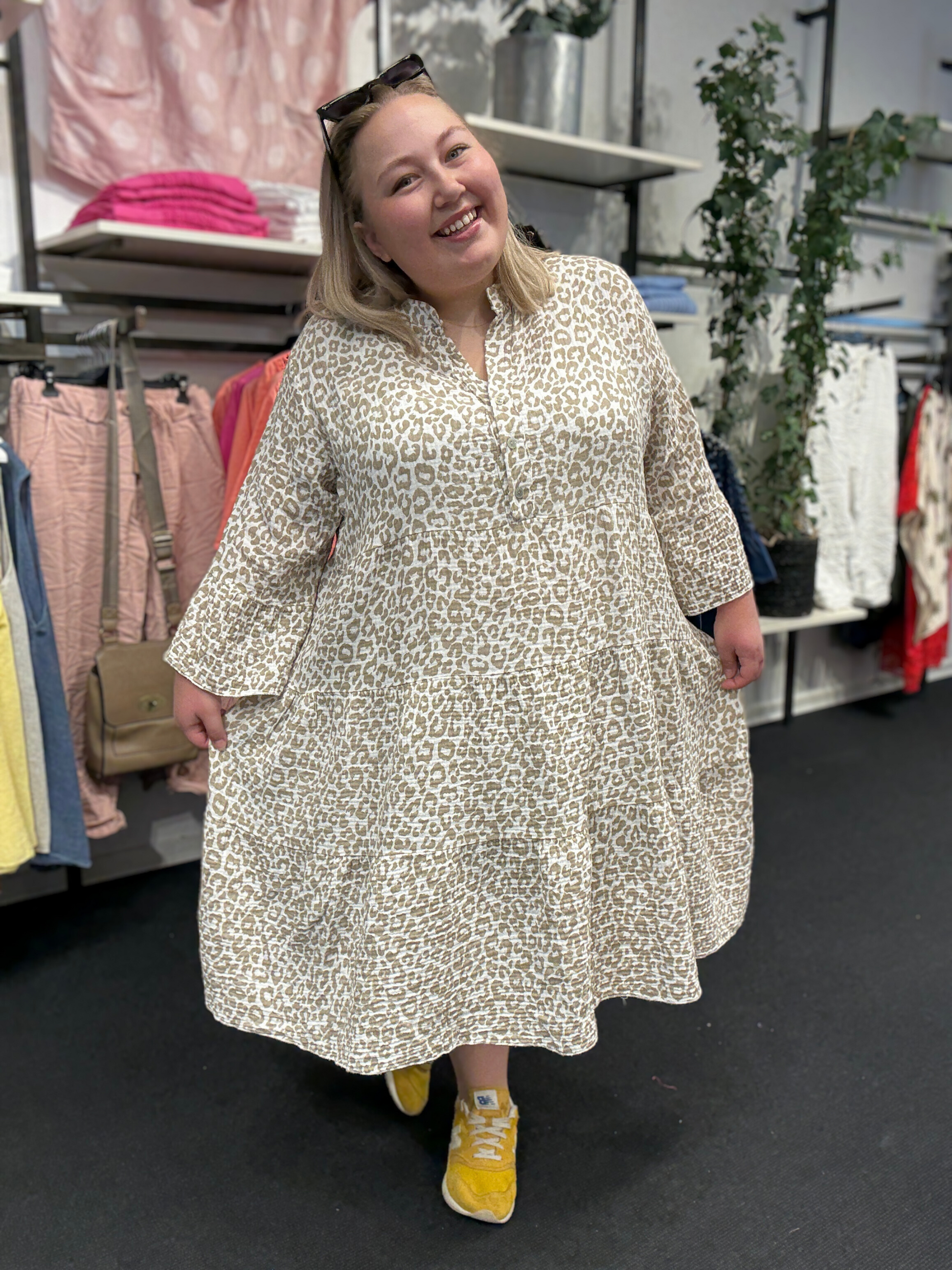 Plus size kjolen, i det skønne ble-stof, som gør den perfekt til sommerens varmere dage. Den findes i mange forskellige farver, men her er det varianten sand. Maria har sat den sammen med gule accessories. 