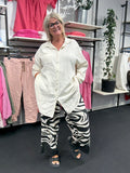 smart plus size skjorte i beige. Den er i det lækre ble-stof.