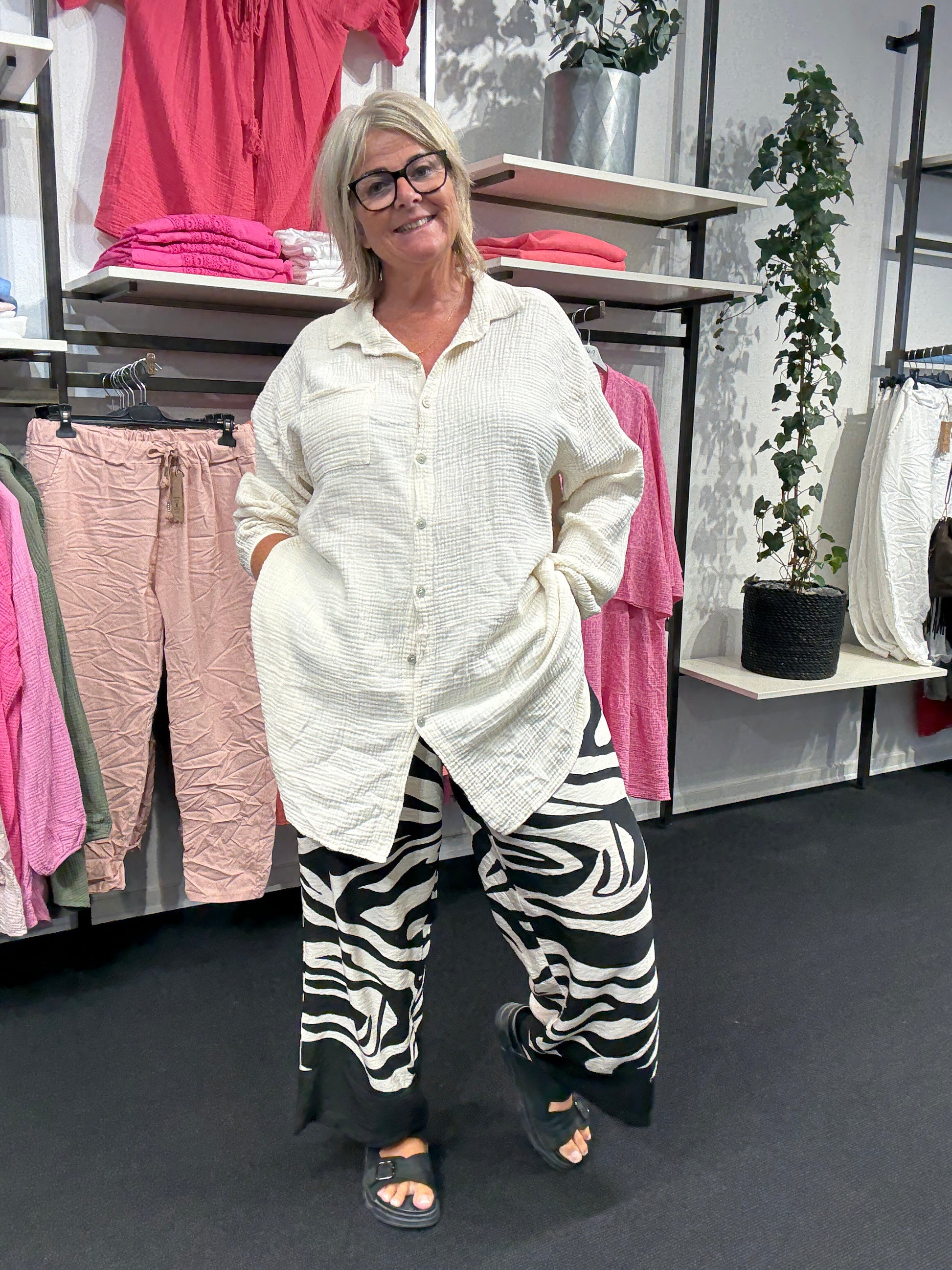 smart plus size skjorte i beige. Den er i det lækre ble-stof.