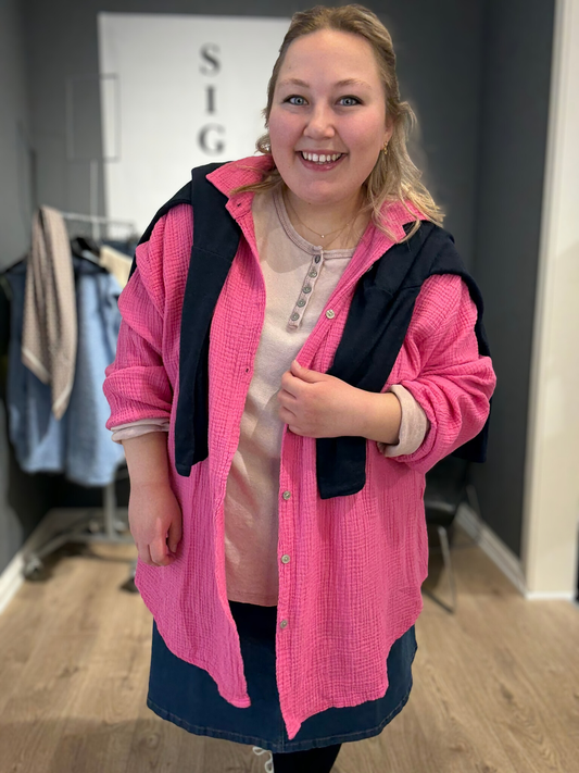 Ella skjorte i ble kvalitet som er lækker blød og let plussize skjorte som også er fin som en løs jakke sigensgaard.dk 