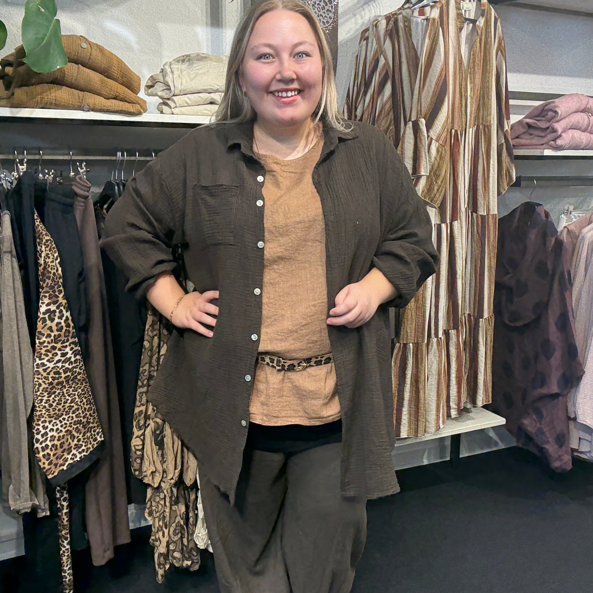 Plus size sæt i smukke brune nuancer. Det er perfekt til hverdagen, og så er det rigtig smart grundet det anderledes bælte. 