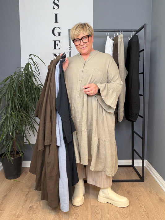 Ella er en lækker kjole i facon, som er en en behagelig ble-kvalitet i bomuld. Den er med stolpelukning og har en rigtig god pasform. Til plus size kvinder i str. 42 til 54.