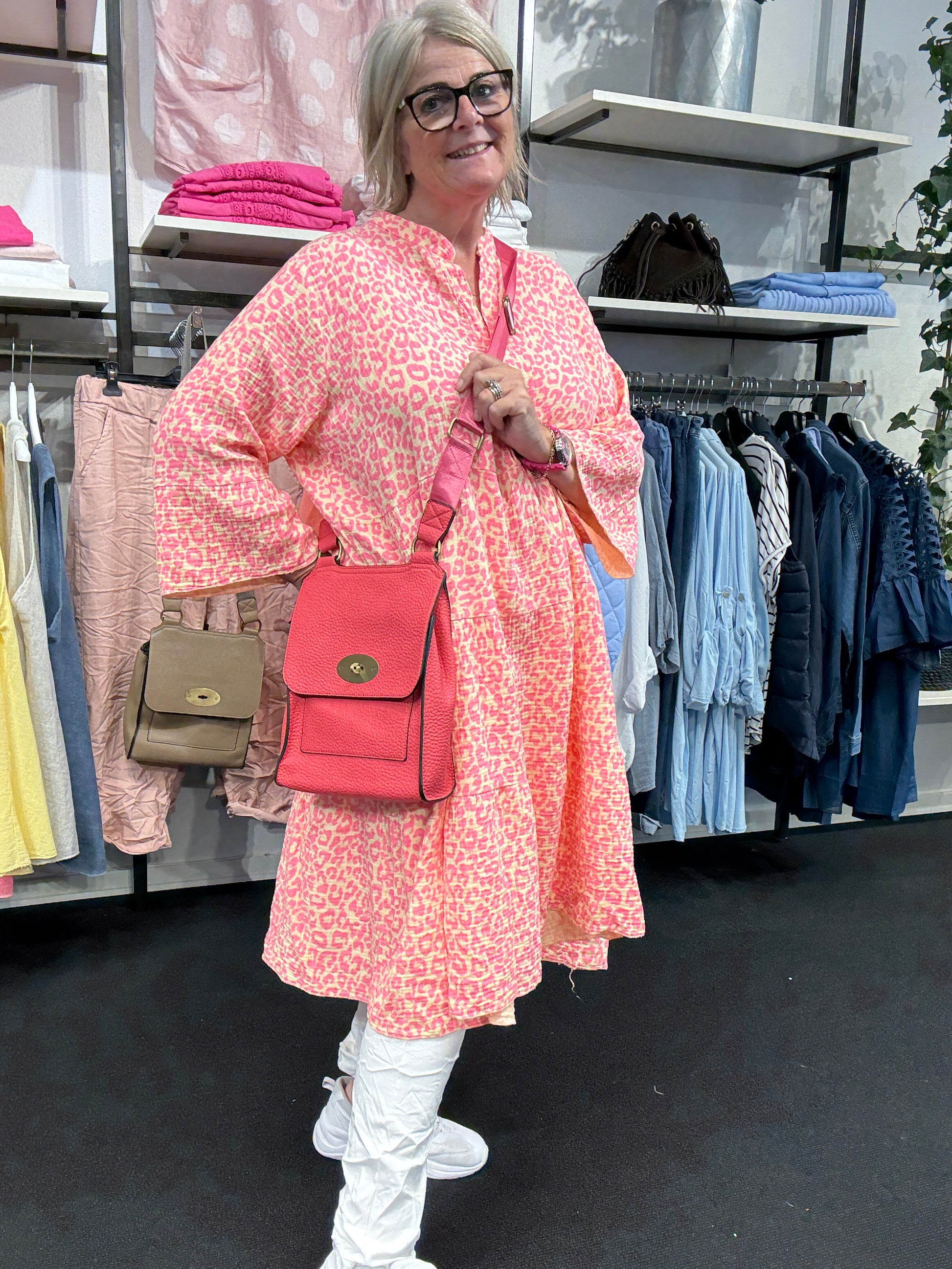 Ella plussize kjole i orange fra sigensgaard.dk blekvalitet.