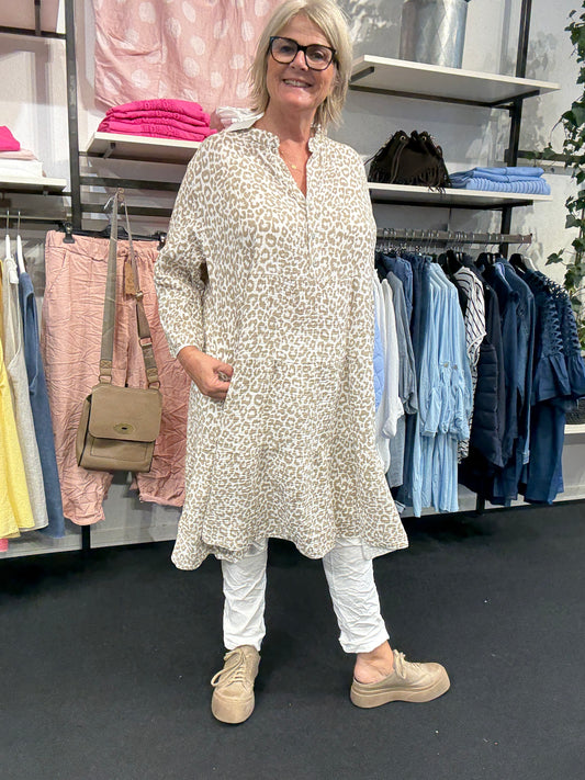 Ella plussize kjole i sand fra Sigensgaard.dk blød og lækker kvalitet som vi kalder blestof.