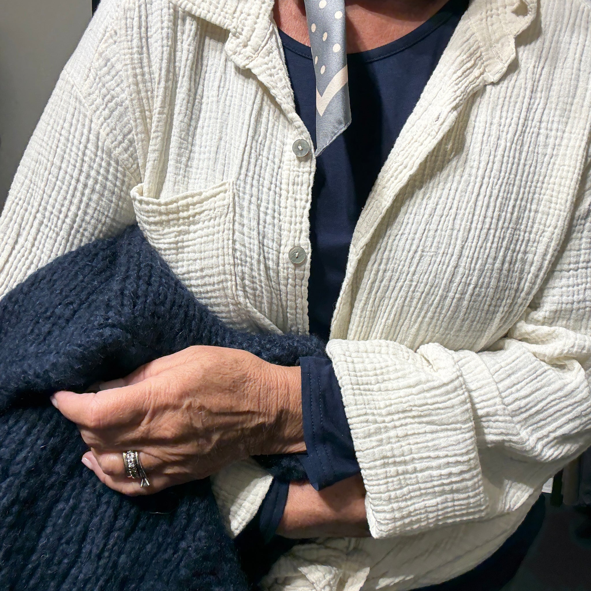 Ella plussize skjorte i army brug den som skajorte og eller som en åben jakke denne er i den flotte Beige og findes i mange andre farver.