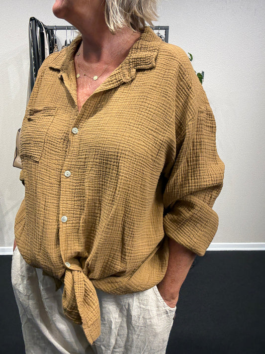 Plussize ella skjorte i ble kvalitet her i karamel