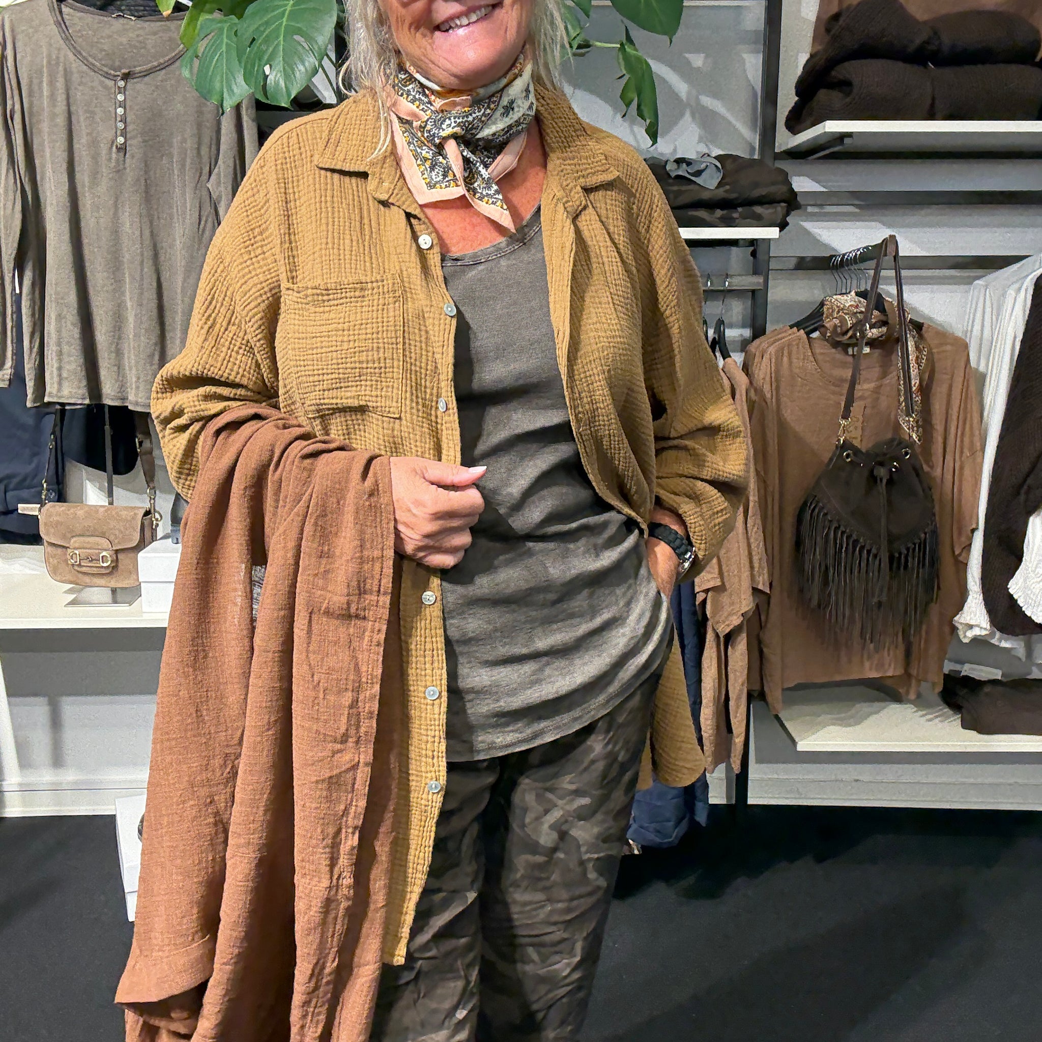 Plussize ella skjorte i ble kvalitet her i karamel