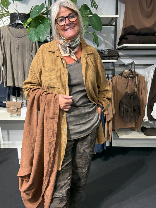 Plussize ella skjorte i ble kvalitet her i karamel