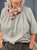 Ella plus size tunika i sand ble-kvalitet. Dejlig plussize bluse fra 