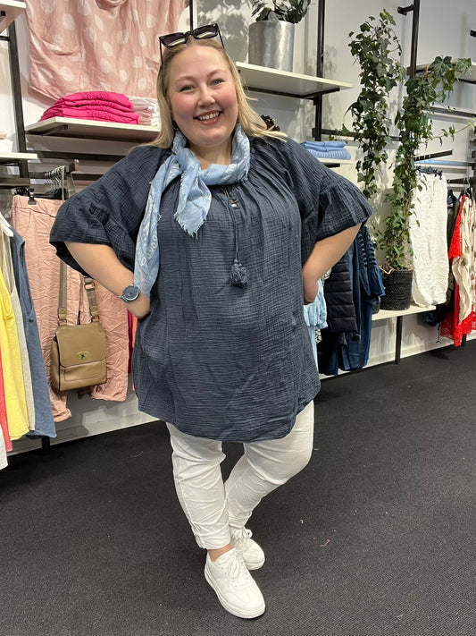 Ella plussize tunika i marine ble kvalitet læs og dejlig plussize bluse fra sigensgaard.dk