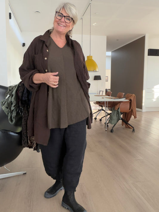 Ella skjorten i ble-kvalitet, som altid er et hit, og kan sættes sammen med mange forskellige ting. 

Billedet er genereret vha. AI-teknologi for at vise skjorten på en person. 