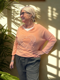 Skøn t-shirt med lange ærmer. Den er perfekt til dig som er mellem en str. 42 til og med 46. Den er både rå og feminin på samme tid.

Baggrund er genereret vha. AI-teknologi