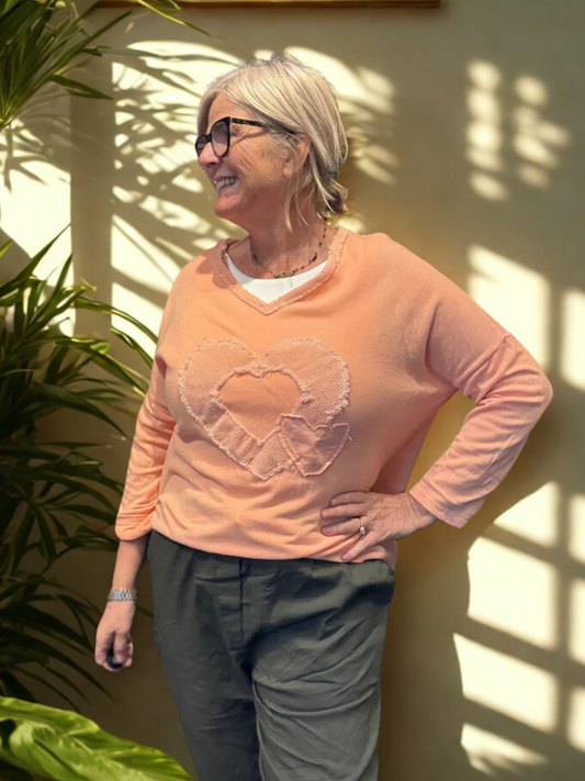 Skøn t-shirt med lange ærmer. Den er perfekt til dig som er mellem en str. 42 til og med 46. Den er både rå og feminin på samme tid.

Baggrund er genereret vha. AI-teknologi