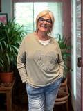Skøn t-shirt med lange ærmer. Den er perfekt til dig som er mellem en str. 42 til og med 46. Den er både rå og feminin på samme tid.

Baggrund er genereret vha. AI-teknologi