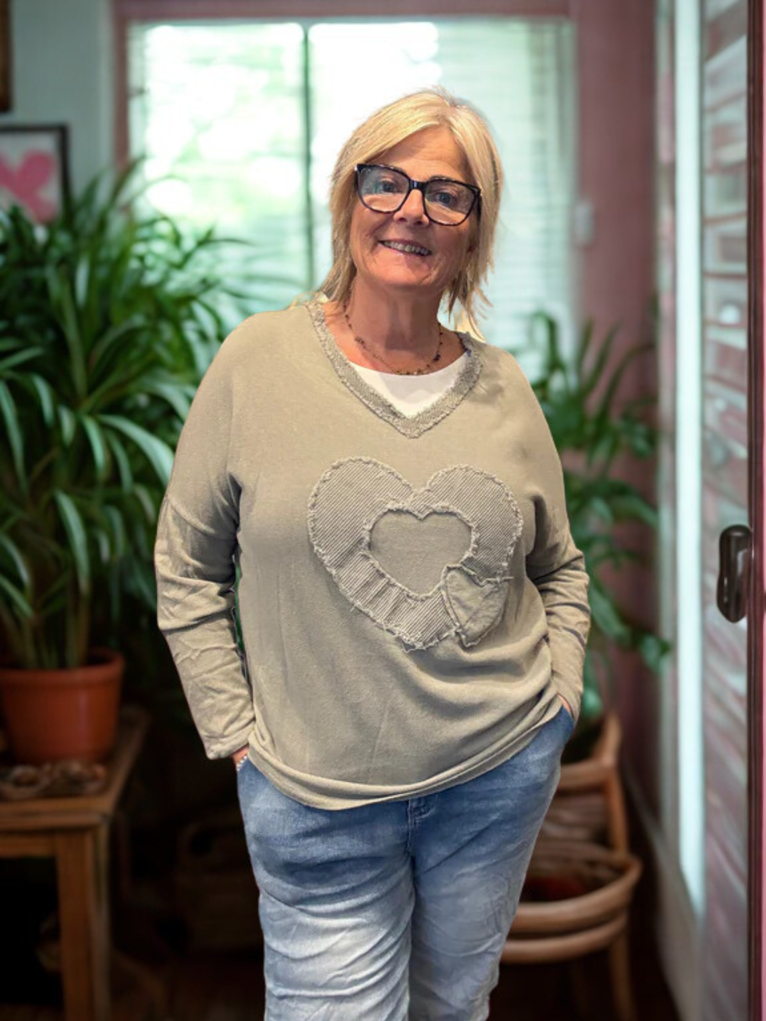 Skøn t-shirt med lange ærmer. Den er perfekt til dig som er mellem en str. 42 til og med 46. Den er både rå og feminin på samme tid.

Baggrund er genereret vha. AI-teknologi