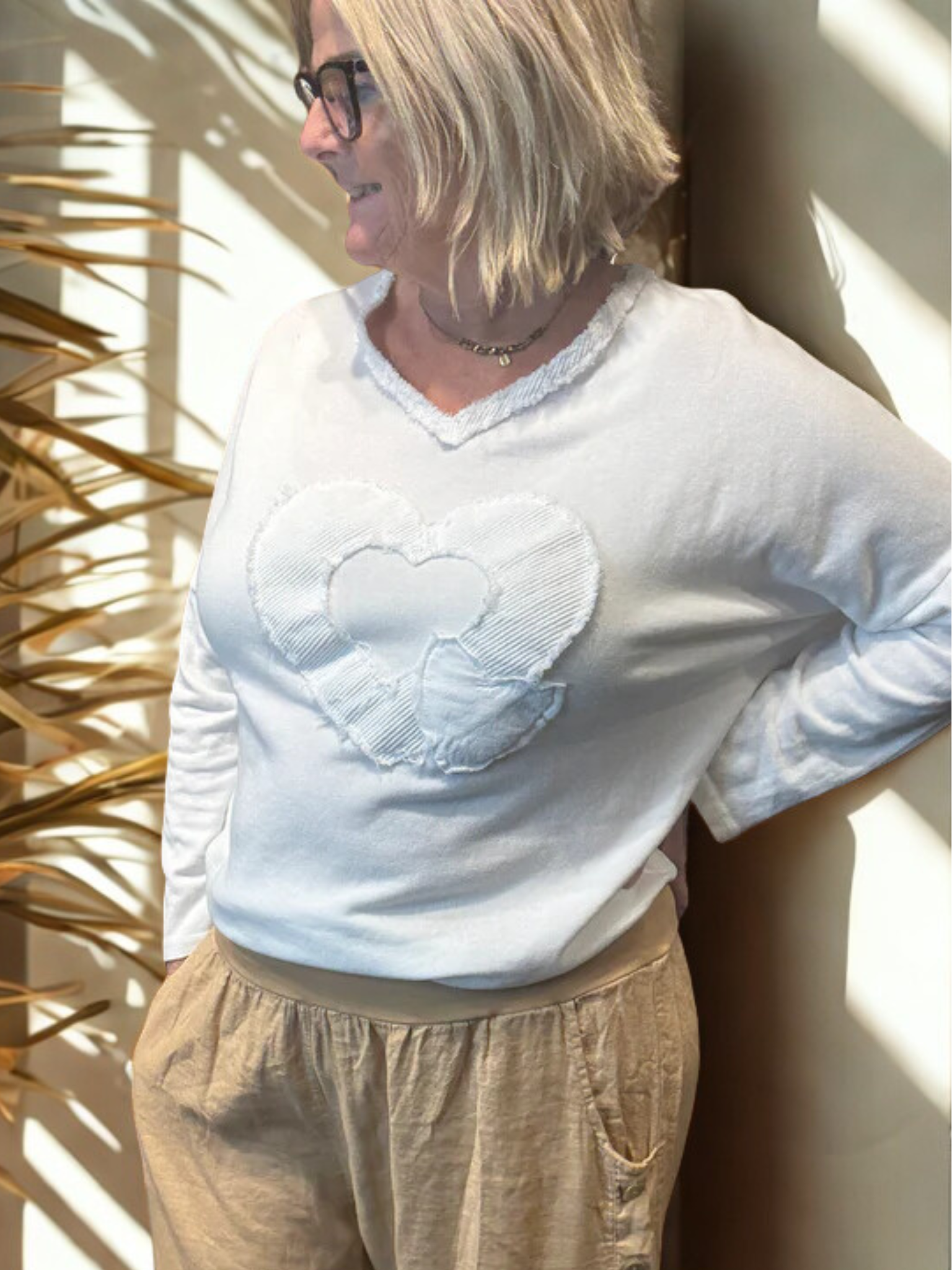 Skøn t-shirt med lange ærmer. Den er perfekt til dig som er mellem en str. 42 til og med 46. Den er både rå og feminin på samme tid.

Baggrund er genereret vha. AI-teknologi