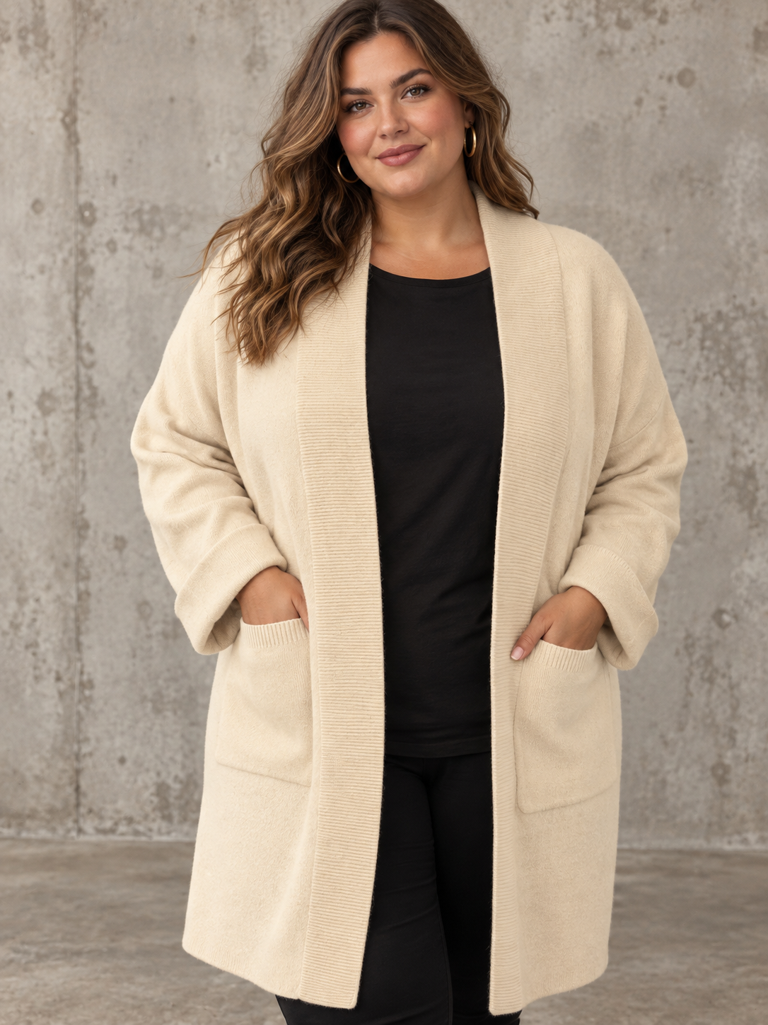 Lækker plussize cardigan elna store lommer foran langt ærme som har et ombuk forneden flot lang cardigan med rib ned foran.Billed er Ai generet.