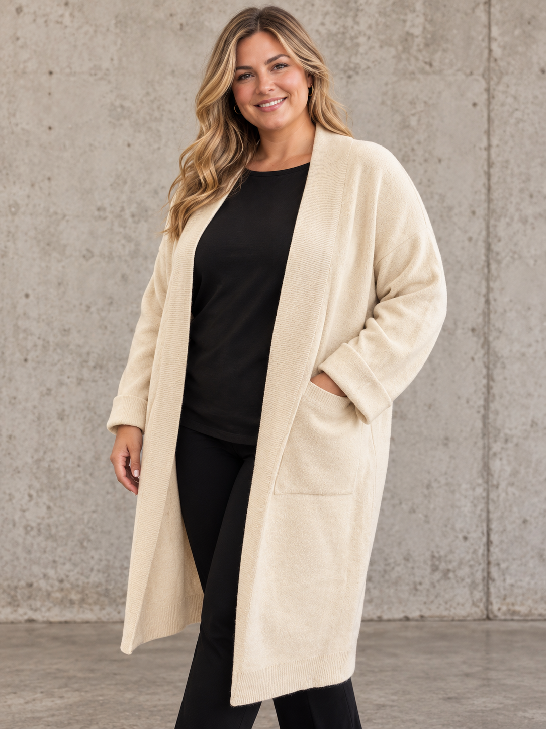Lækker plussize cardigan elna store lommer foran langt ærme som har et ombuk forneden flot lang cardigan med rib ned foran.Billed er Ai generet.
