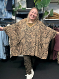 Plus size tunika i flot dyreprint. Den har et godt brystmål og passes af de fleste, den har et oversized look.